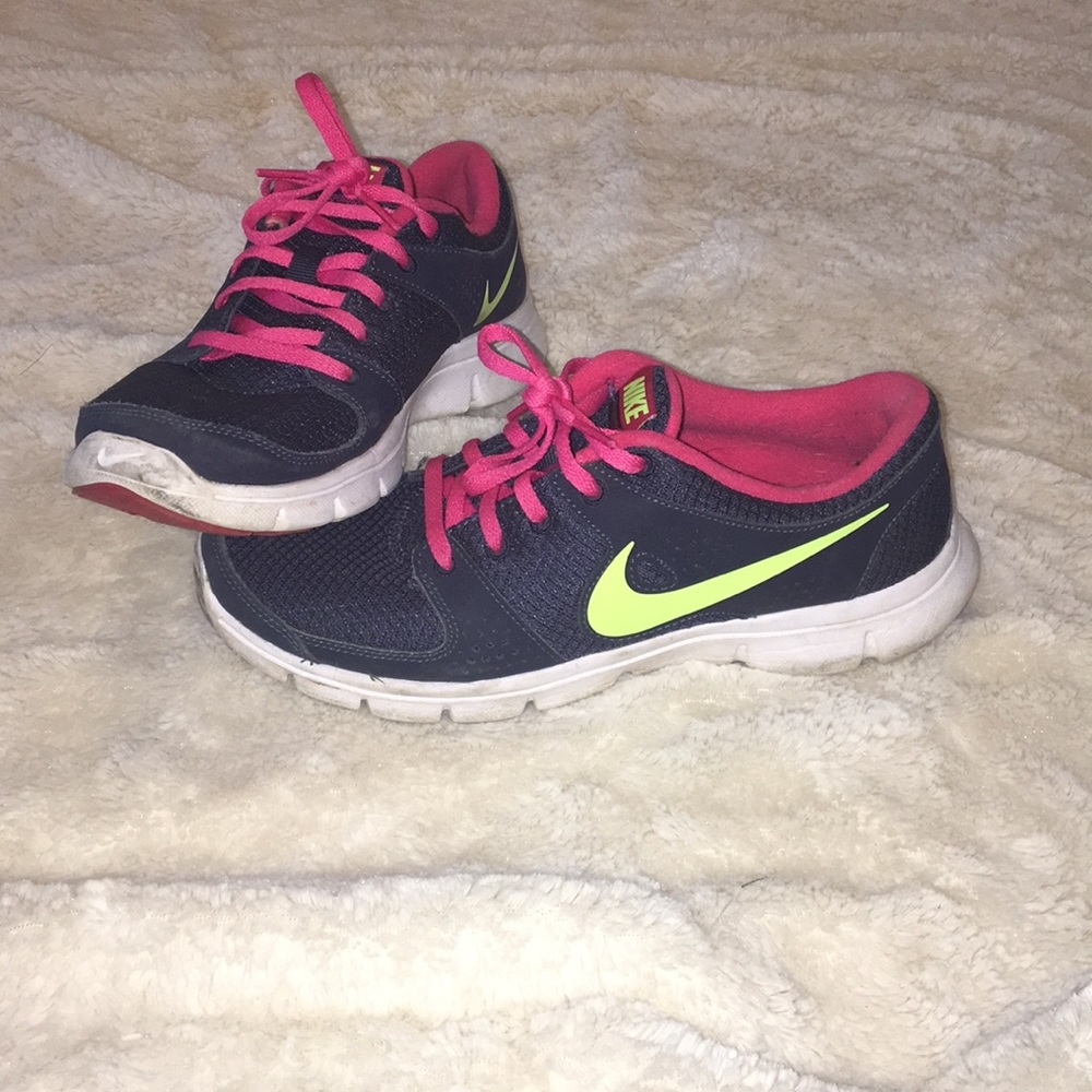 Women’s Nike Tennis shoes. navy blue and hot pink
